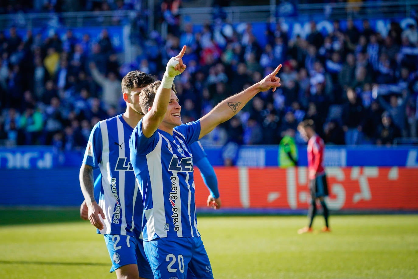 Giuliano Simeone celebra un gol con la camiseta del Alavés.