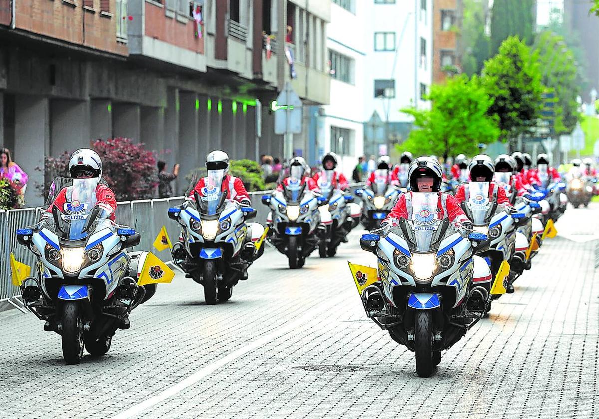 Salida de la tercera etapa del pasado Tour de Francia en la localidad vizcaína de Amorebieta, con las motos que usa la Ertzaintza.