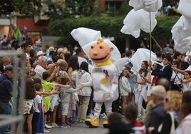 El protagonista de las fiestas de Barakaldo, 'Jolín', saludando a los más pequeños.