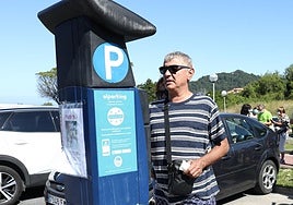 Un visitante echa dinero en una máquina expendedora.