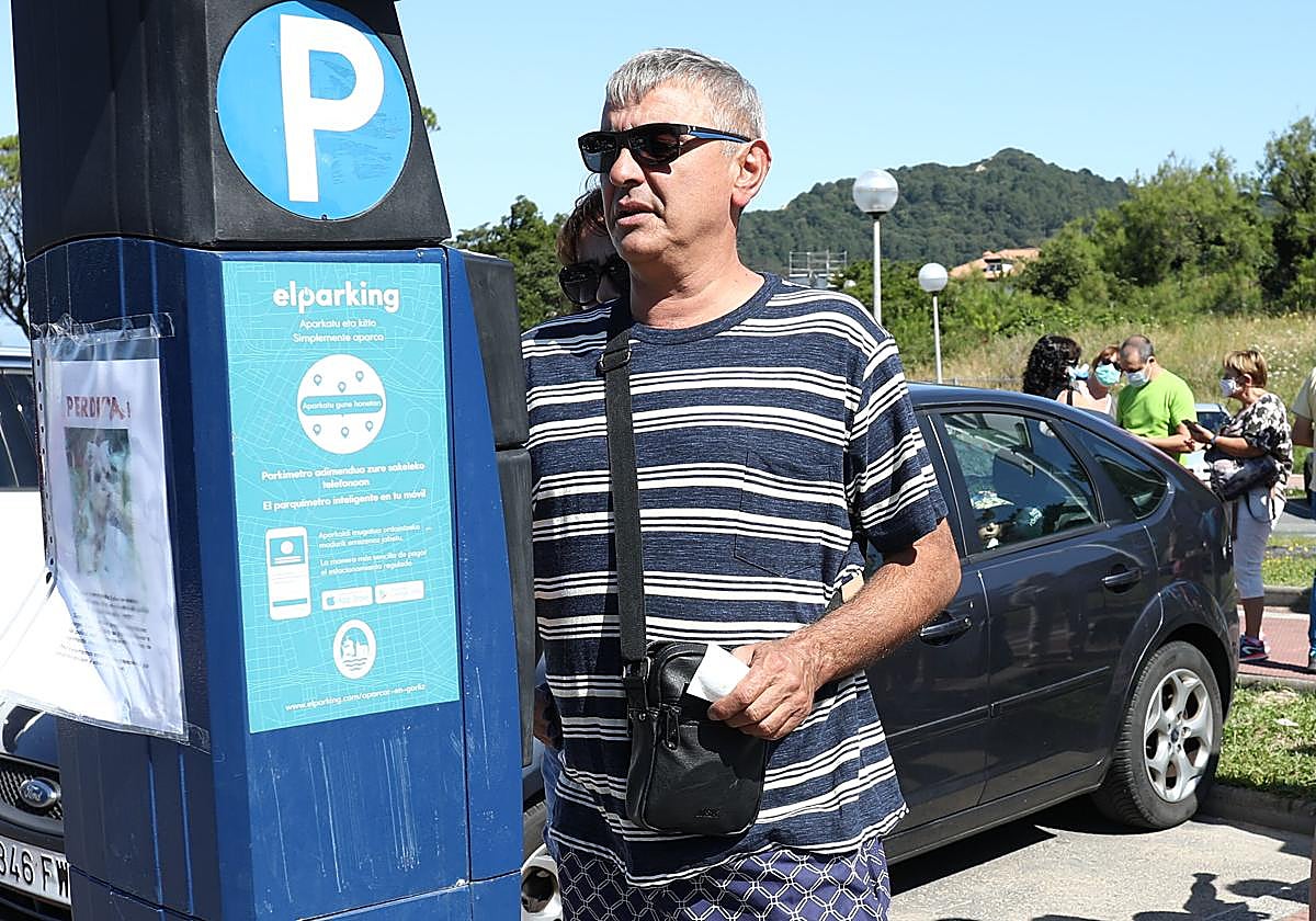 Un visitante echa dinero en una máquina expendedora.