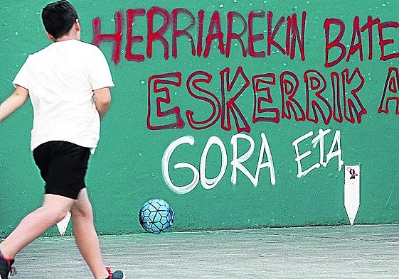 Pintada a favor de ETA en el frontón de Hernani.