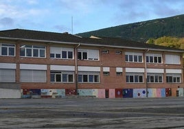 La reunión celebrada ayer no ha logrado avances en la dimisión de la directiva del colegio.