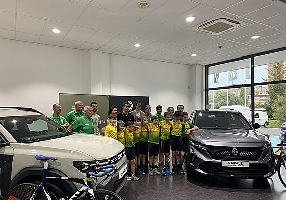 El Club Ciclista Trapagaran-Autonervión en el concesionario Autonervión Renault Dacia.