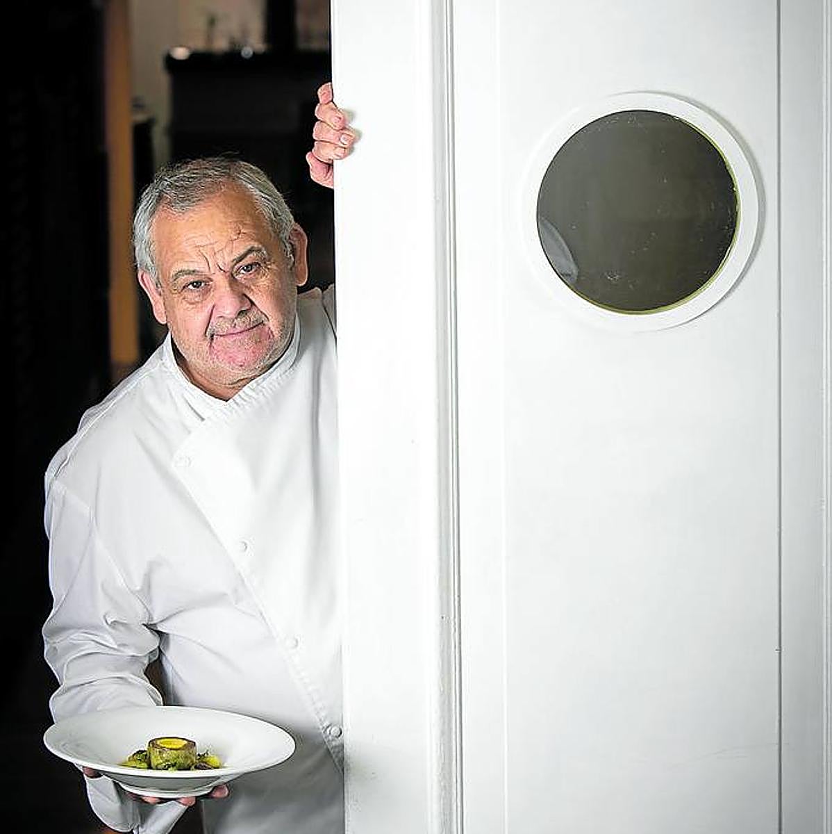 García, con su famoso plato de alcachofa, en una imagen de febrero de 2021 en el Zortziko