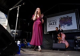 La grácil vocalista Irati Bilbao inaugura el 47º Getxo Jazz