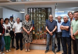 Autoridades del Ayuntamiento y miembros de la fundación Mario Onaindia inauguran la exposición.