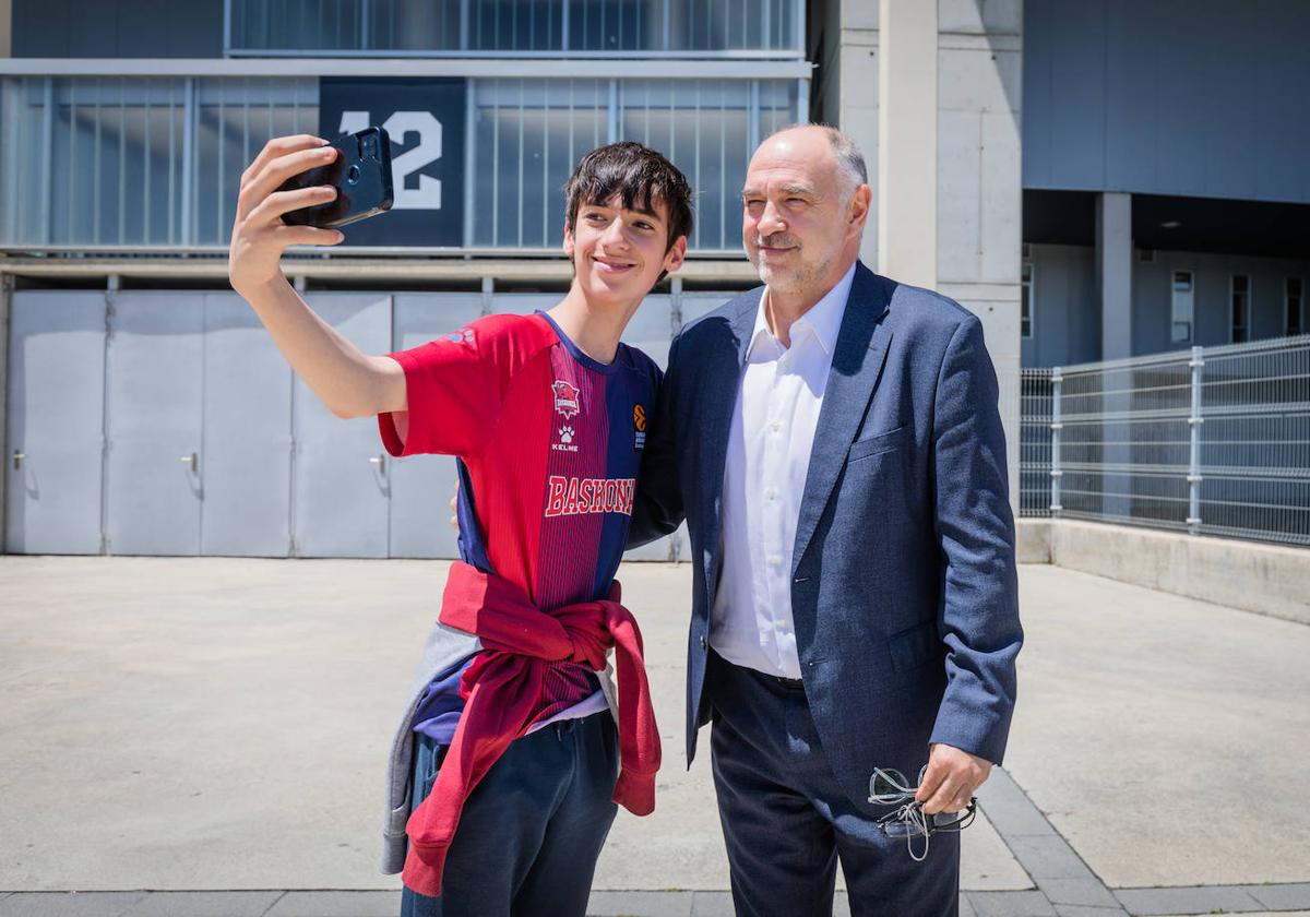 Laso se retrata con un joven aficionado a la salida del Buesa.