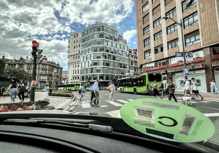 Hace falta al menos una Etiqueta C para circular por el centro de las ciudades de más de 50.000 habitantes.