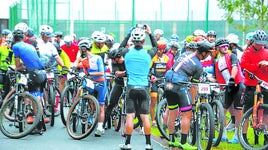 Un grupo de ciclistas se preparan para iniciar la marcha ciclista en una edición anterior.