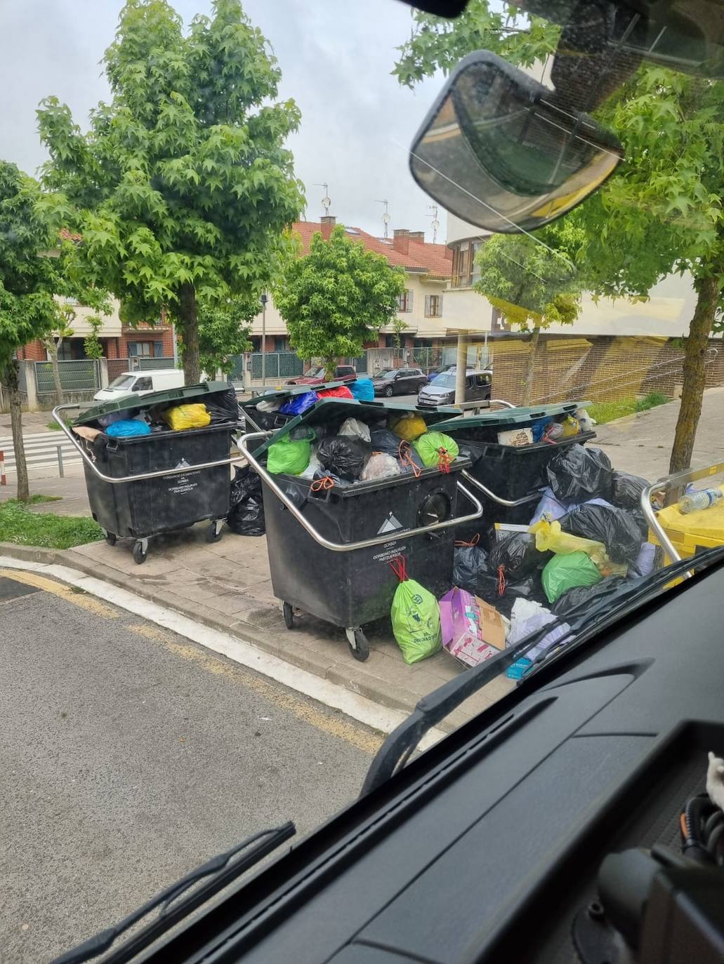 La basura se queda a menudo sin recoger en Legutio.