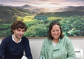 La teniente de alcalde, Jesica Ruiz, y el director de marketing de Cafés Baqué, Iñigo Gutiérrez, firmaron el acuerdo.