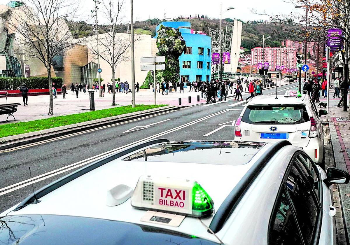 Parada de taxis del Guggenheim, una de las que suele estar más concurrida.