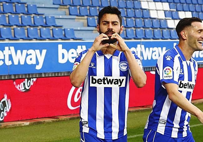 Duarte celebra su primer gol con el Alavés.