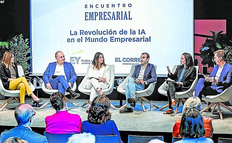 En la torre BAT de Bilbao. La moderadora Ainhoa García con José María Lucía, Arrate Jaureguibeitia, Alex Rayón, Eider Sánchez y Óscar Julià.