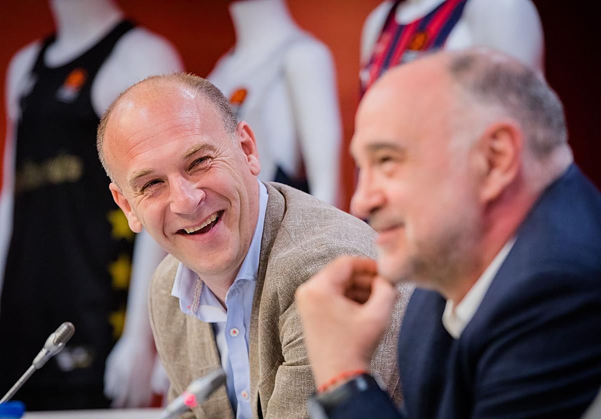 Félix Fernández sonríe tras una broma de Pablo Laso durante su presentación.