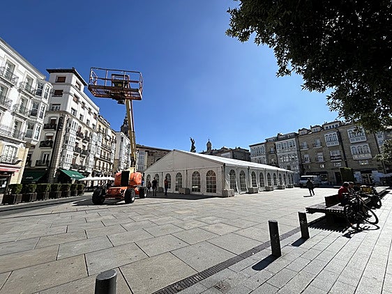 ¿Para qué se están montando estas grandes carpas en el centro de Vitoria?