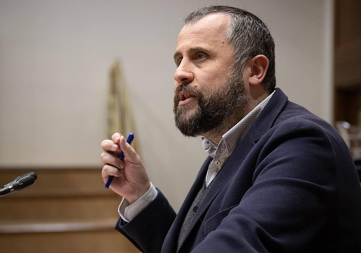 Alberto Alonso comparece en la tribuna del Parlamento vasco durante una sesión de la pasada legislatura.