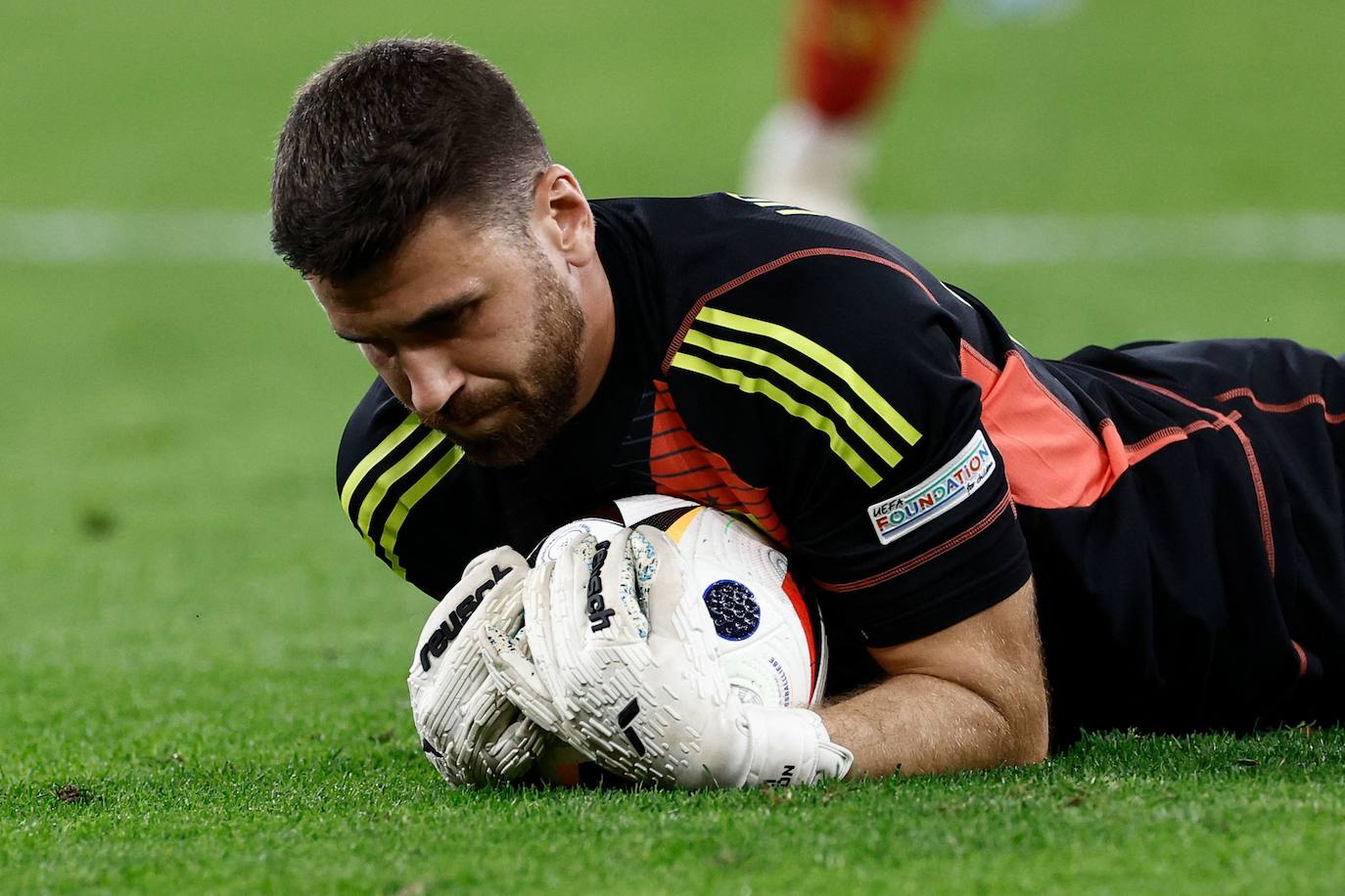 Unai Simón bloca un balón durante la Eurocopa 2024.