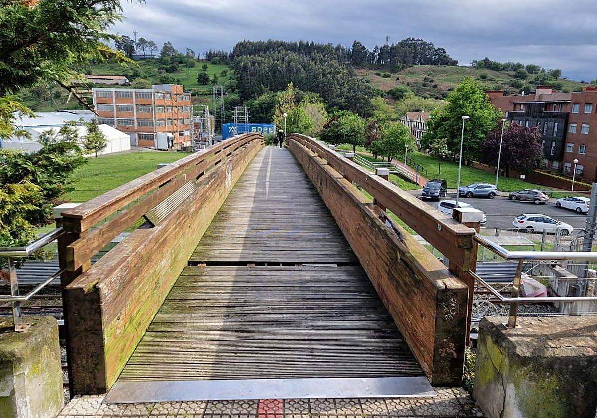 El paso por el puente de madera que conecta la calle Lizarre y Bultzibide en Sopela está prohibido.