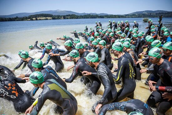 Participantes se preparan para iniciar la prueba de natación en la primera edición.