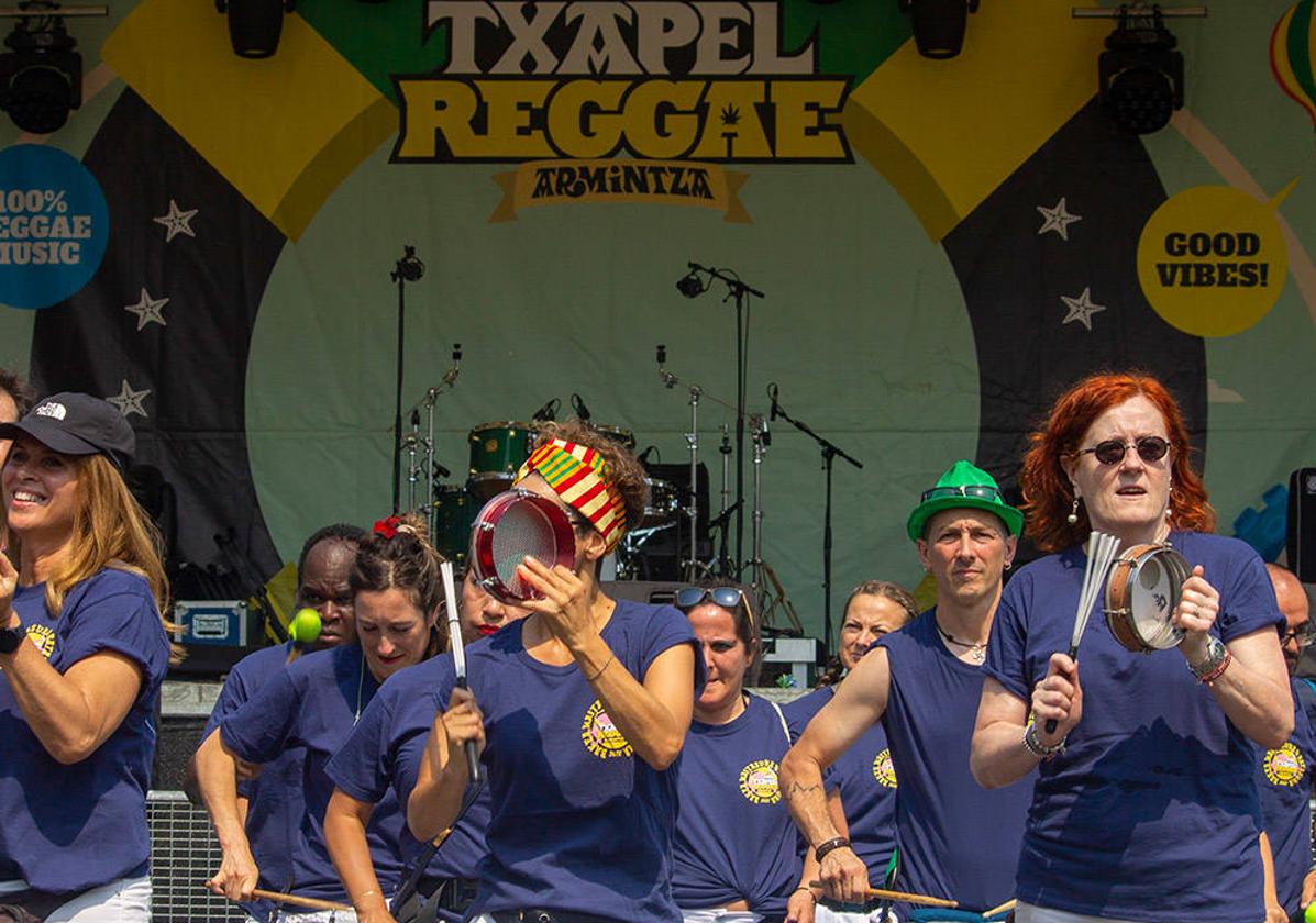 Un grupo participa en una edición anterior de las fiestas de El Carmen en Armintza.