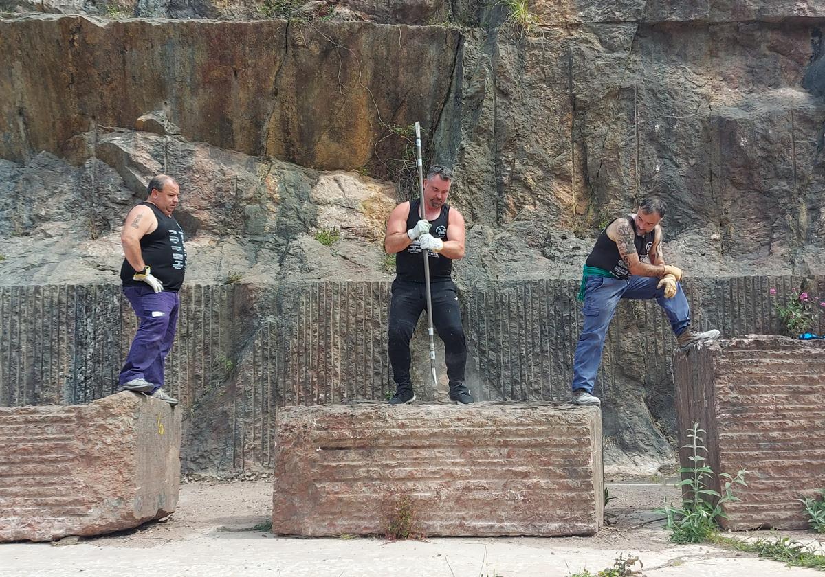 Un grupo de barrenadores realiza perforaciones en la cantera Andrabide de Arteaga donde se explotaba el marmol rojo de Ereño.