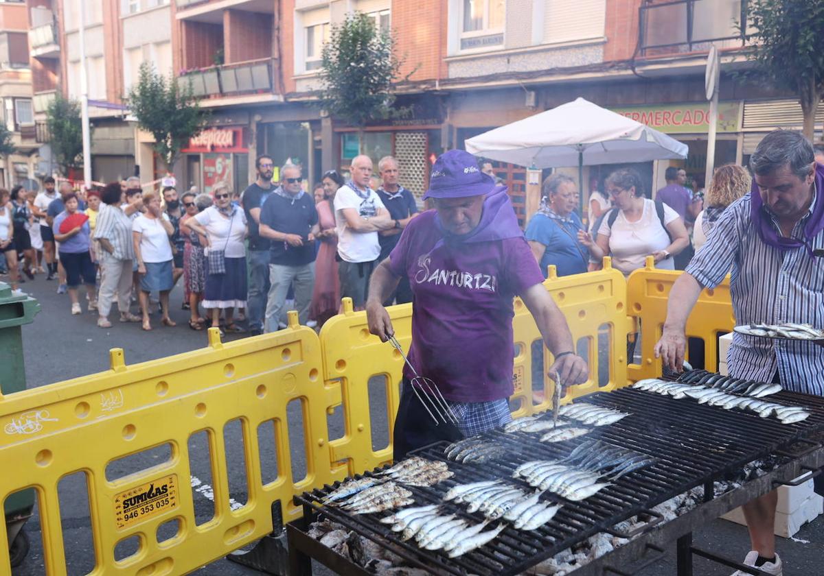 Los locales hosteleros de las calles Itsasalde y Juan XXIII asarán más de mil kilos de sardinas el próximo viernes.