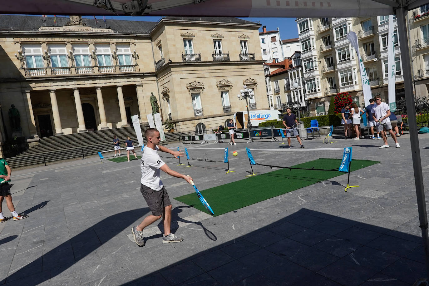 Exhibición de tenis en la Plaza de la Provincia.