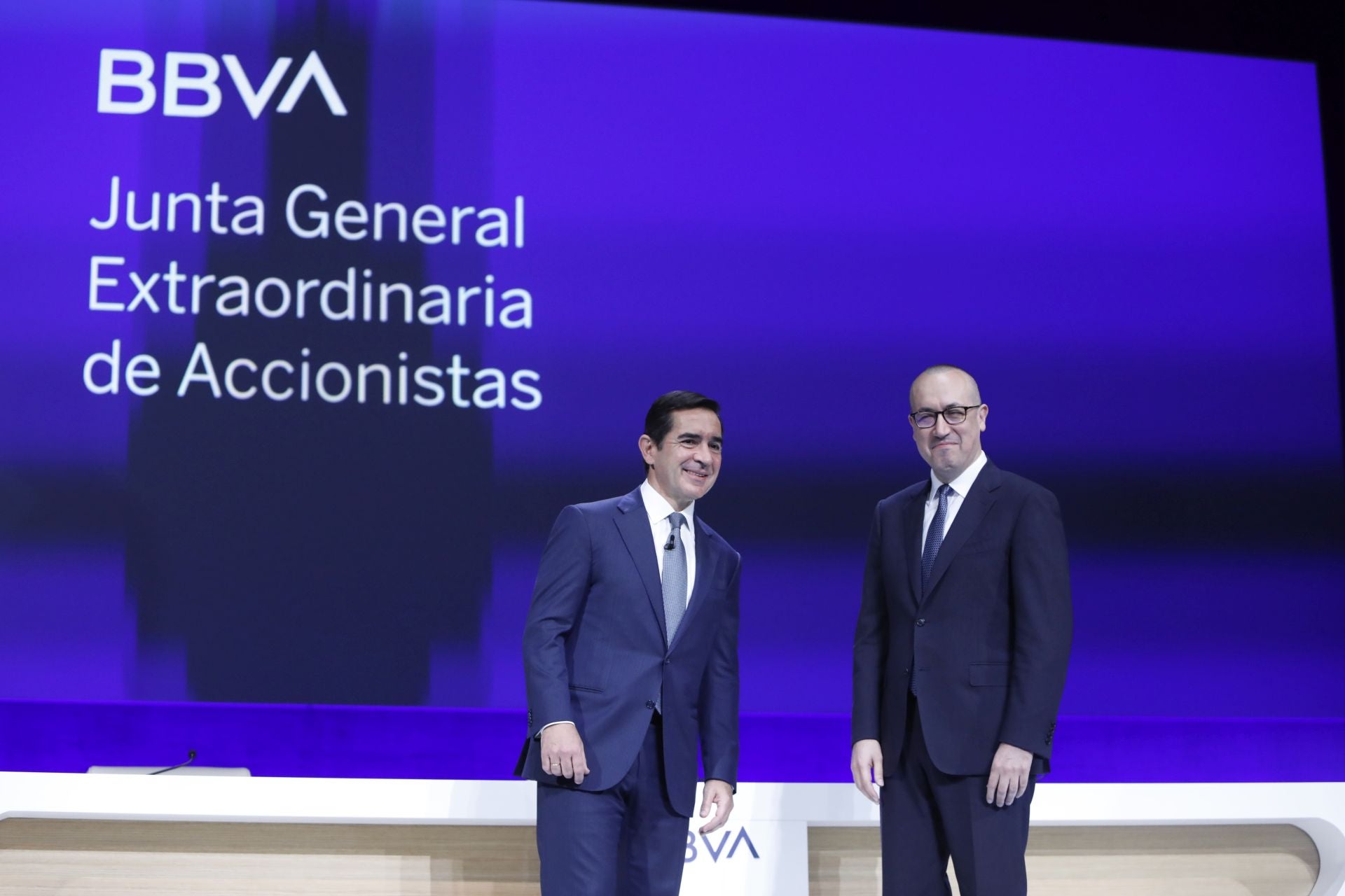 El presidente de BBVA, Carlos Torres, junto al consejero delegado, Onur Genç, momentos antes de iniciarse la junta de accionistas que ha respaldado la opa.
