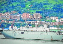 El portaaeronaves 'Juan Carlos I' hizo su entrada a puerto pasadas las siete de la tarde.