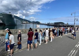 Visitantes esperan a entrar en el 'Juan Carlos I' este domingo.