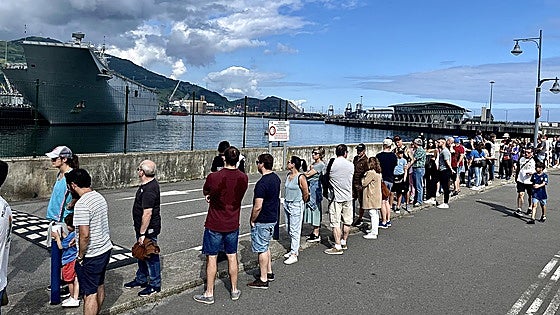Las colas se repiten para visitar los tres navíos de la Armada en su último día en Getxo