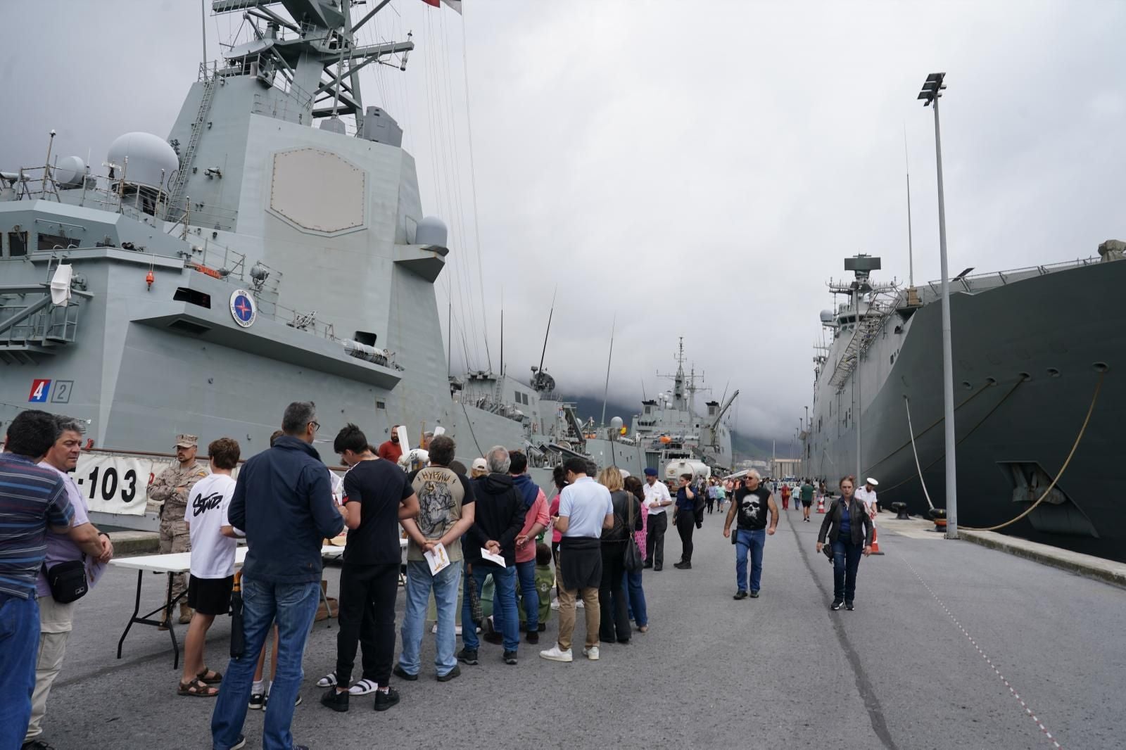 Visitantes esperan para entrar en el 'Juan Carlos I'