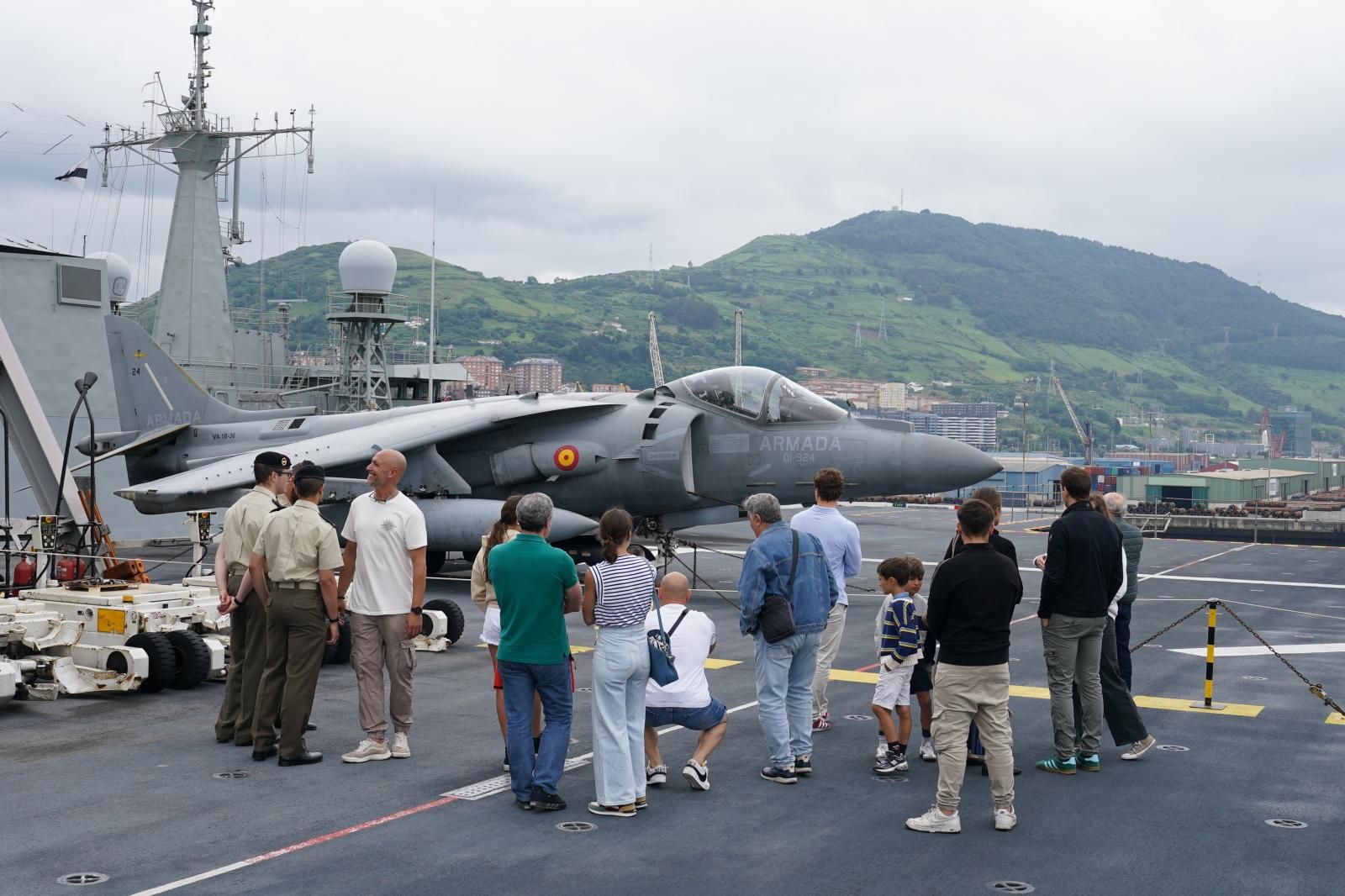 Visitantes en el 'Juan Carlos I'