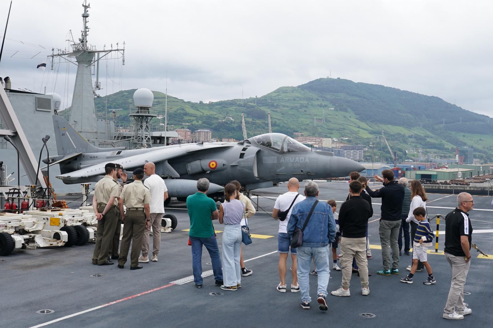 Un helicóptero en el portaviones