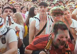 La locura de un aficionado español en una fan zone alemana con el gol de Merino