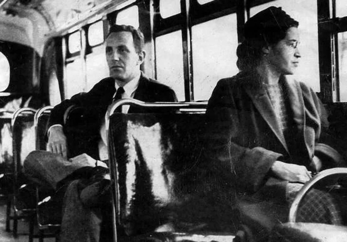 Rosa Parks, costurera negra que desafió a las leyes raciales al negarse a ceder a un blanco su asiento en un autobús.