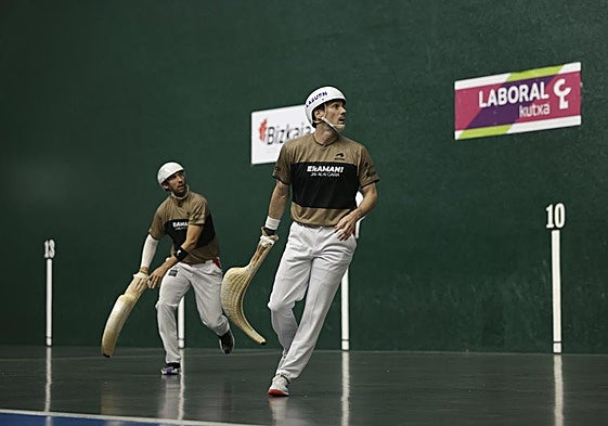 Barandika sigue la trayectoria de un rebote de López.