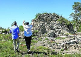 Restos medievales. El torreón de la muralla sobre el que apoyan diversas construcciones medievales.