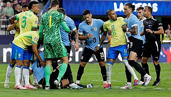 La Uruguay de Bielsa tumba a Brasil en los penaltis tras un partido bronco