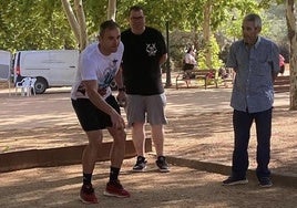 Kike jugando a la petanca en Motilla del Palancar.