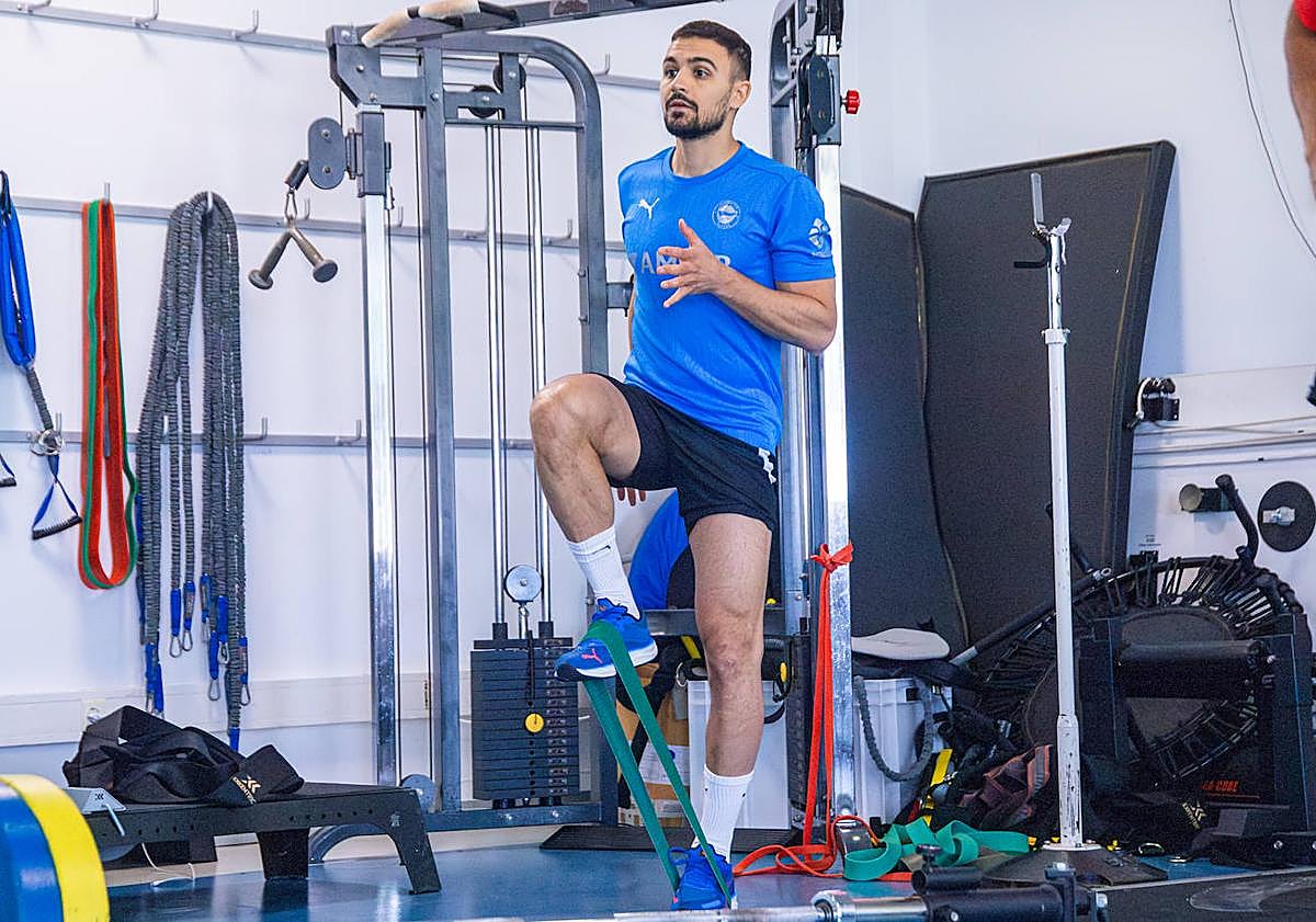 Imagen principal - Las pruebas de esfuerzo de los jugadores del Alavés en Ibaia.