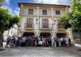 Los vecinos se concentraron en los bajos del Ayuntamiento de la Merindad de Montija.