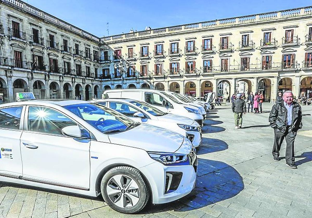 Taxis eléctricos en la plaza de España.