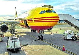 DHL ha incorporado vehículos eléctricos para la operativa de apoyo a la carga y descarga de aviones.