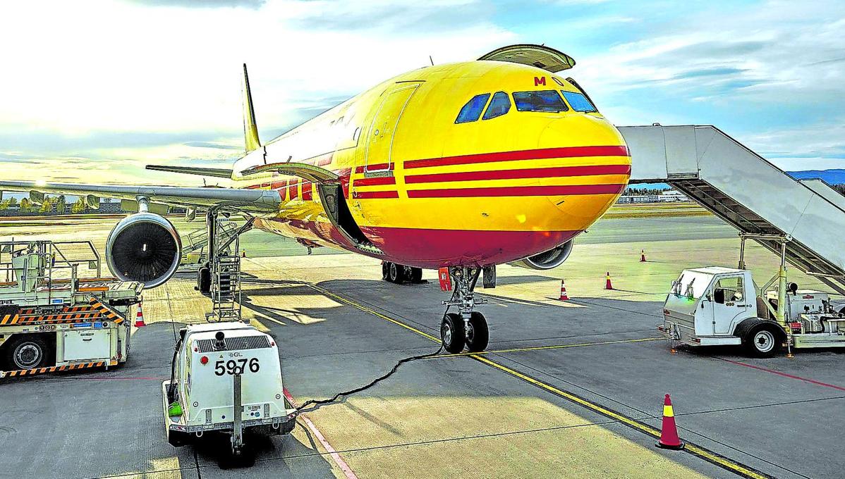 DHL ha incorporado vehículos eléctricos para la operativa de apoyo a la carga y descarga de aviones.