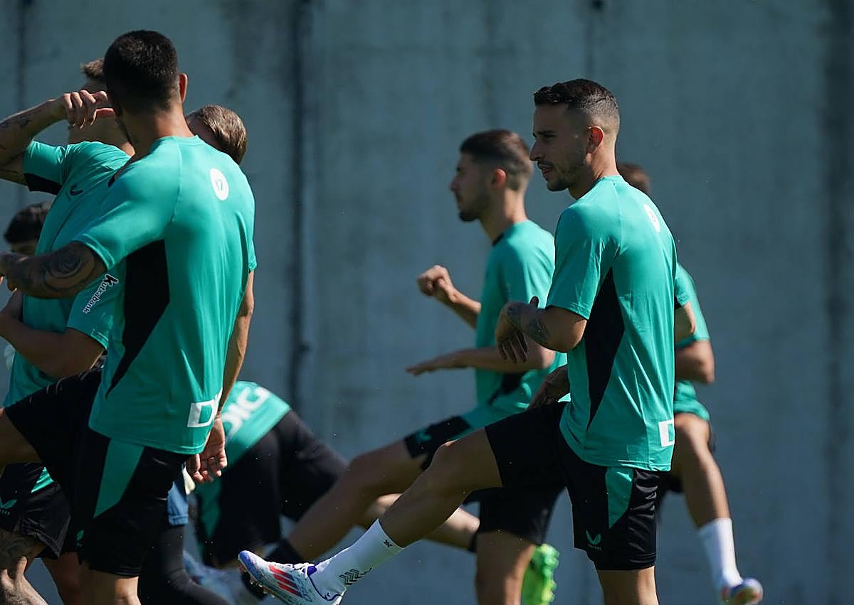 Imagen secundaria 1 - La plantilla ha hecho ejercicios suaves para tener una primera toma de contacto. Berenguer, que ayer firmó su renovación, era uno de los más esperados. Valverde se ha protegido del sol con una gorra.