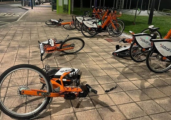 De las cinco bicicletas volcadas, solo una ha presentado algún desperfecto.