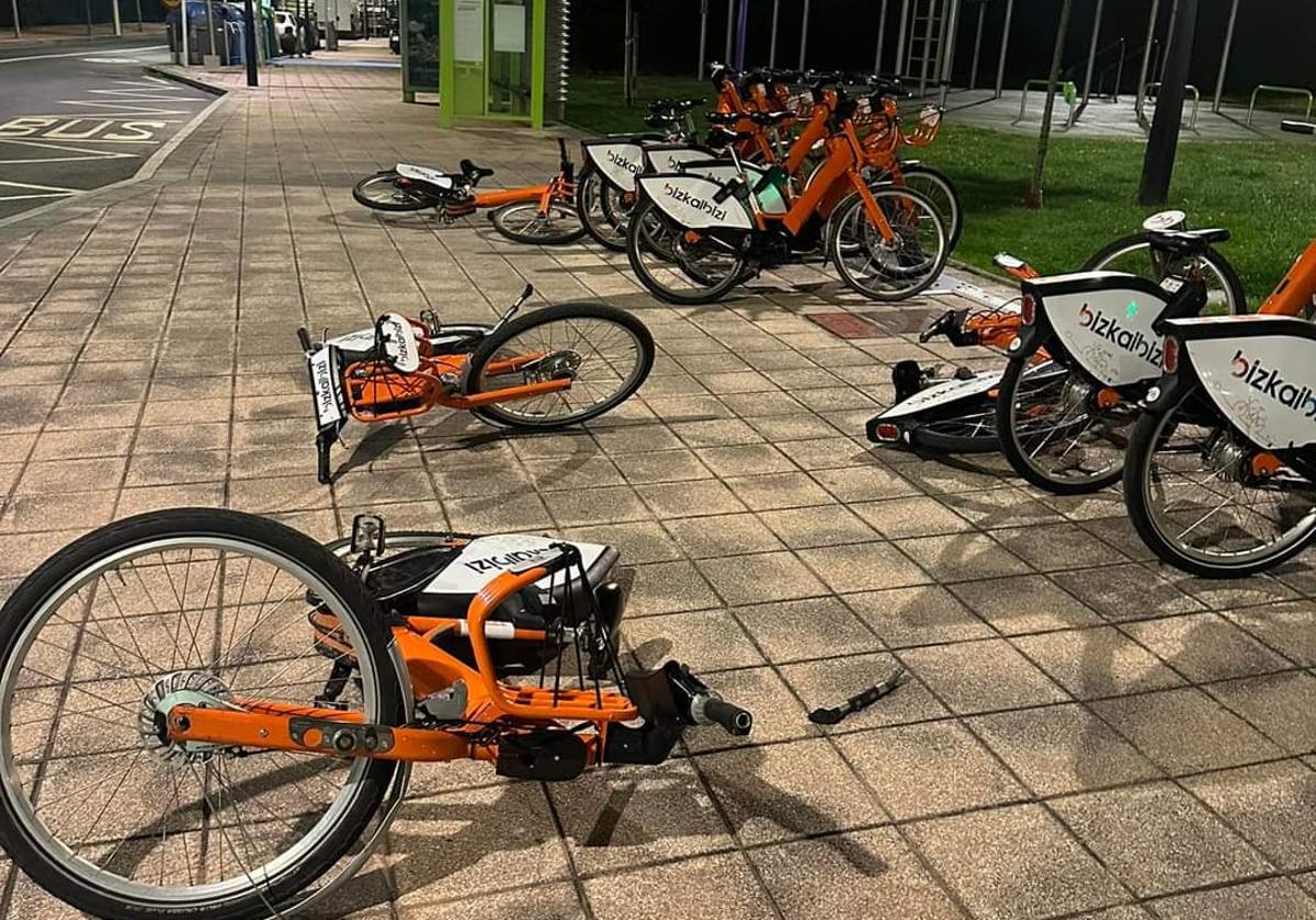 De las cinco bicicletas volcadas, solo una ha presentado algún desperfecto.